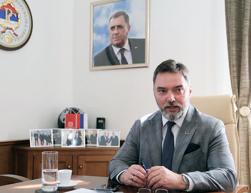 САРАЈЕВО, 12. ЈУНА /СРНА/ - Политички прогон предсједника Републике Српске Милорада Додика и институција Српске мора се хитно прекинути и поништити ругло од процеса пред неуставним правосуђем које је резултат амбиција нелегитимног странца Кристијана Шмита, уколико се жели добро БиХ, поручио је замјеник предсједавајуће Савјета министара Сташа Кошарац.