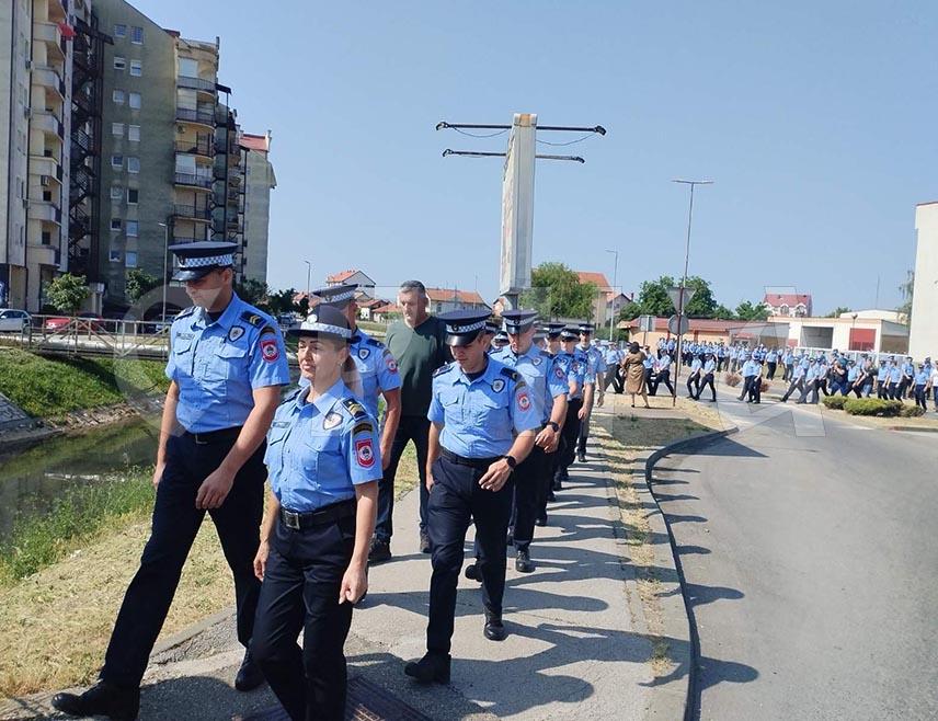 БИЈЕЉИНА, 12. ЈУНА /СРНА/ - Више од 250 полицајаца данас су мирном шетњом од сједишта Полицијске управе Бијељина до зграде суда дали подршку породици брутално убијеног полицијског инспектора Ненада Марковића.