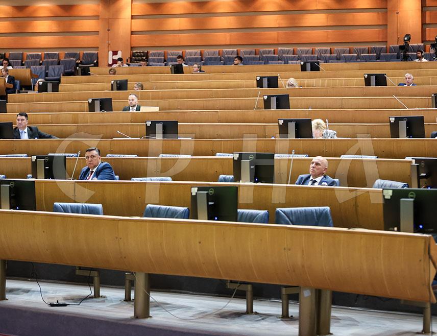 САРАЈЕВО, 12. ЈУНА /СРНА/ - Сједница Представничког дома Парламентарне скупштине БиХ на којој би посланици, између осталог, требало да разматрају Приједлог закона о измјени Закона о јавним набавкама почела је у Сарајеву.
