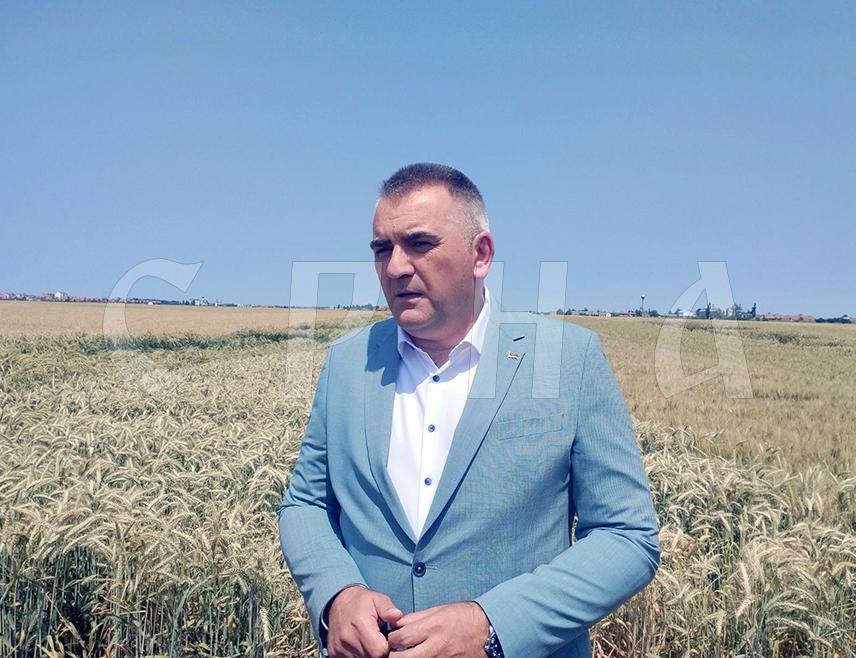 БИЈЕЉИНА, 12. ЈУНА /СРНА/ - Министар пољопривреде, шумарства и водопривреде Републике Српске Саво Минић изјавио је током посјете огледном пољу пшенице у Бијељини да се очекује просјечан род и квалитет, да се договарају складишни капацитети у Семберији и да би цијена ове берзанске робе могла бити између 30 и 32 фенинга.