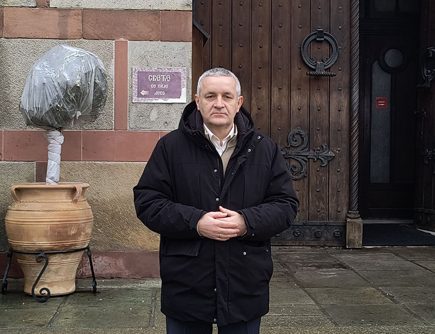 БЕОГРАД, 12. ЈУНА /СРНА/ - Предсједник Савеза Срба из региона Миодраг Линта оцијенио је да отказивање Европске конференције рабина у Сарајеву, под притиском политичара из Федерације БиХ, Исламске заједнице БиХ и јавности, показује да је политичко Сарајево још заглибљено у својој мрачној прошлости.