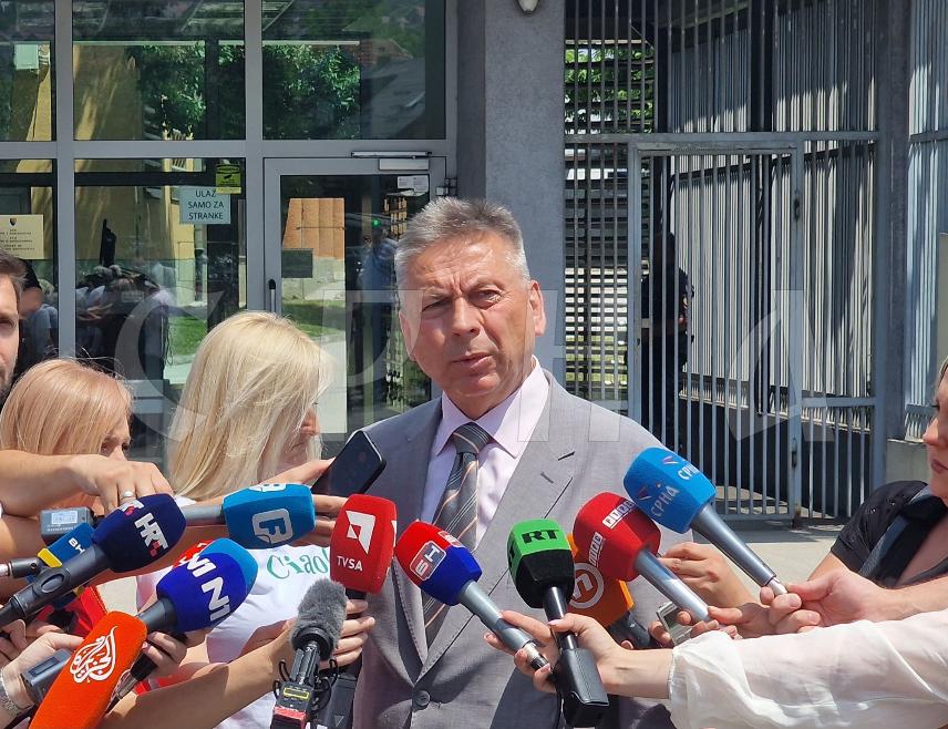 САРАЈЕВО, 12. ЈУНА /СРНА/ - Aдвокат предсједника Републике Српске Горан Бубић изјавио је да је одбрана сазнала састав Апелационог вијећа по доласку на данашњу сједницу и да је захтјев за изузеће двоје судија поднесен из облигаторног разлога.