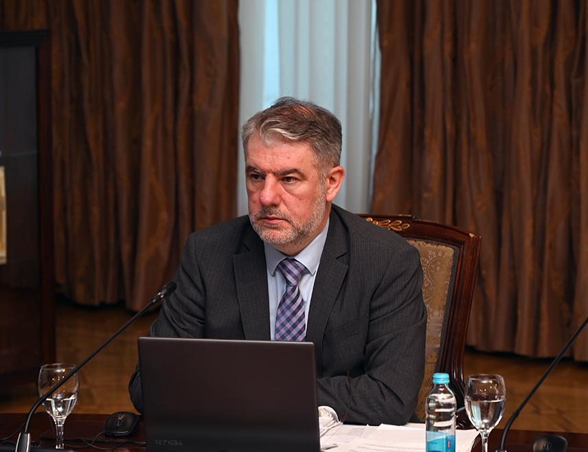 БАЊАЛУКА, 12. ЈУНА /СРНА/ - Министар здравља и социјалне заштите Републике Српске Ален Шеранић рекао је да је Влада данас утврдила Нацрт закона о заштити здравља становништва од дуванских и осталих производа за пушење, који ће бити упућен у редовну скупштинску процедуру.