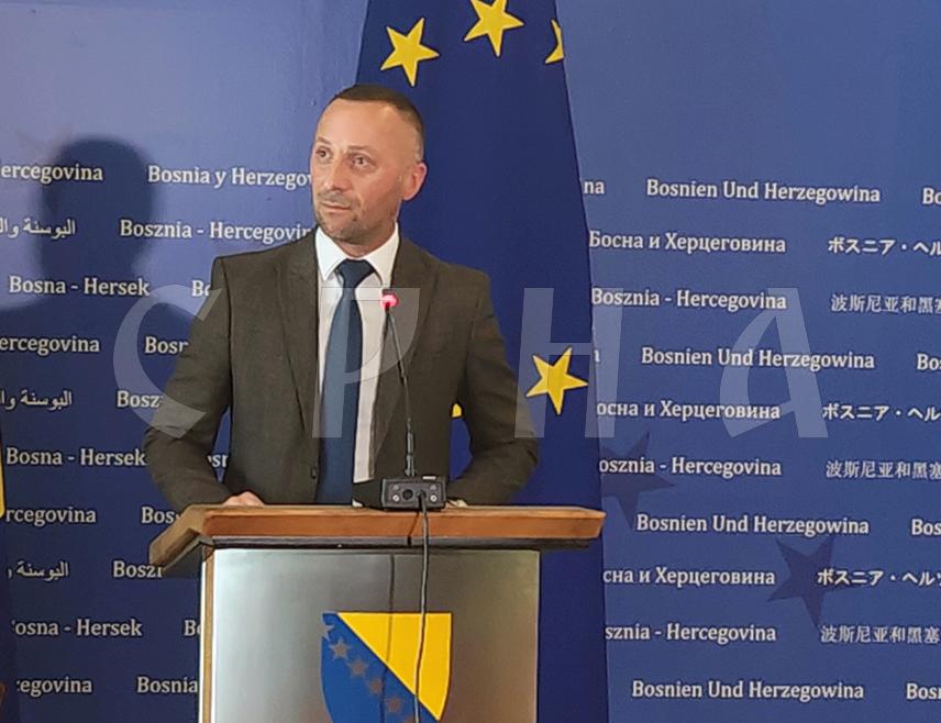 САРАЈЕВО, 12. ЈУНА /СРНА/ - Посланик СНСД-а у Представничком дому Парламентарне скупштине БиХ Милорад Којић је током расправе о Приједлог закона о Суду БиХ у првом читању рекао да не може пристати на подвалу да кроз овај законски акт ова вануставна инстанца постане врховни суд.