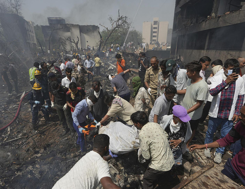 ЊУ ДЕЛХИ, 12. ЈУНА /СРНА - РИА Новости/ - Број погинулих у авионској несрећи код Аеродрома у Ахмедабаду у Индији премашио је 310, јавио је индијски лист "Њу индијан експрес".