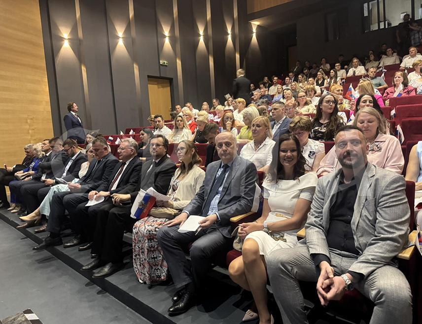 ИСТОЧНО САРАЈЕВО, 12. ЈУНА /СРНА/ - У Народном позоришту Источно Сарајево вечерас је поводом 12. јуна, Дана Русије, одржана свечана академија којој је присусутвовао и амбасадор Русије у БиХ Игор Калабухов.