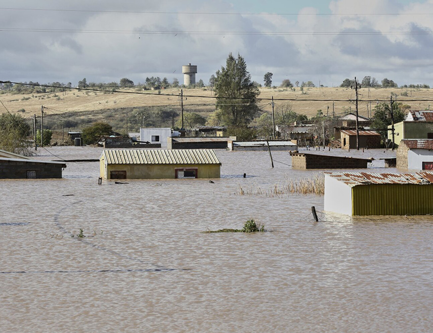 ЈОХАНЕЗБУРГ, 12. ЈУНА /СРНА-Ројтерс/ - Број погинулих у поплавама које су захватиле покрајину Источни Кејп у Јужноафричкој Републици порастао је на 78, изјавио је јужноафрички министар за кооперативно управљање и традиционална питања Веленкосини Хлабиса.