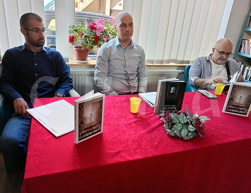 СОКОЛАЦ, 13. ЈУНА /СРНА/ - У Народној библиотеци на Сокоцу представљене су збирке пјесама "На прагу стварности" и "Свјетионик смисла", аутора Огњена Кандића.