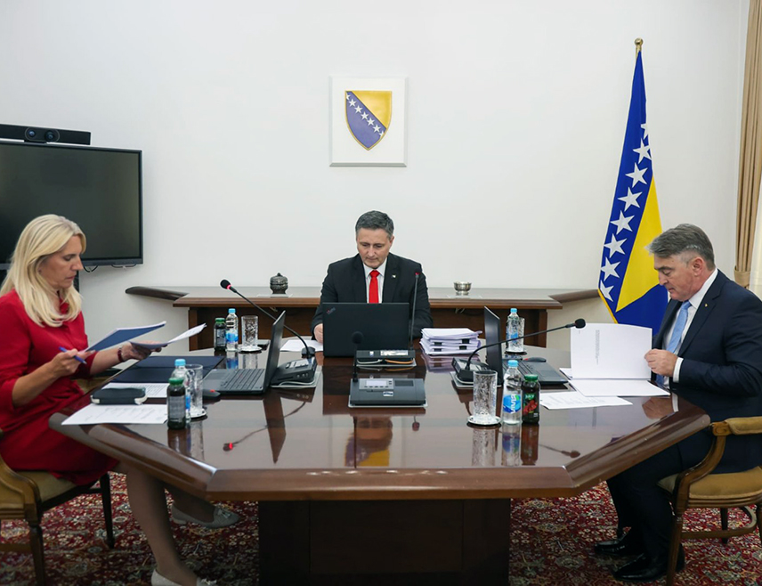 САРАЈЕВО, 13. ЈУНА /СРНА/ - Предсједништво БиХ  на данашњој ванредној сједници није усвојило буџет заједничких институција, сазнаје Срна.