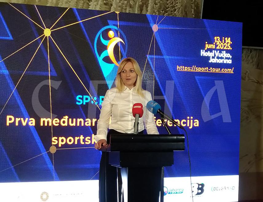 ЈАХОРИНА, 13. ЈУНА /СРНА/ - Министар породице, омладине и спорта Републике Српске Селма Чабрић изјавила је данас на Јахорини да носиоци јавних функција имају задатак и одговорност да све оно чиме располаже Српска искористе на најбољи начин како би привукли инвеститоре.