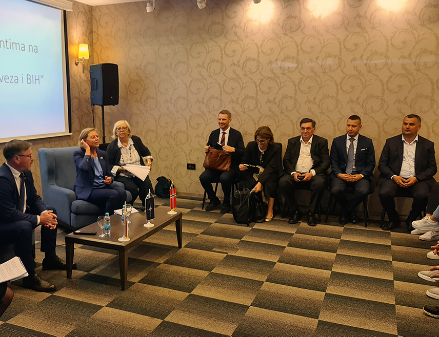 ДОБОЈ, 13. ЈУНА /СРНА/ - Замјеник министра одбране у Савјету министара Александар Гогановић поручио је да га радује став НАТО-а да поштује Дејтонски мировни споразум у којем се јасно наводи да се све одлуке у БиХ морају доносити у складу са договором два ентитета и три конститутивна народа.