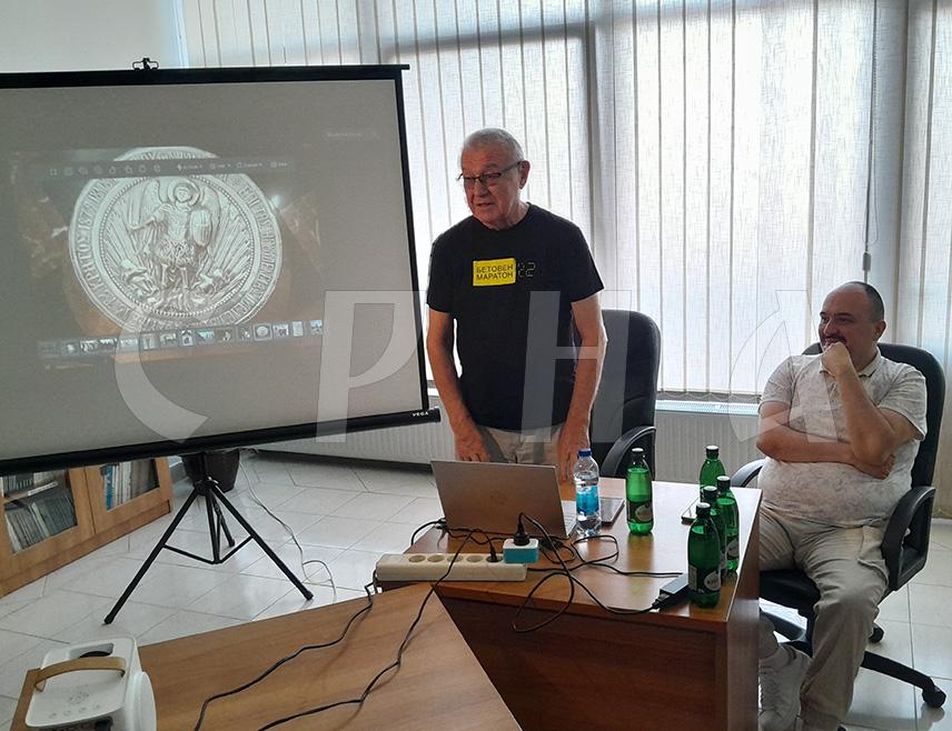 МРКОЊИЋ ГРАД, 13. ЈУНА /СРНА/ - Душан Михалек, дугогодишњи уредник програма Радија Нови Сад, а данас најпознатији српски туристички водич по Светој земљи, говорио је вечерас грађанима Мркоњић Града о темама које су везане за ову локалну заједницу, прије свега за краља Милутина који повезује манастир Глоговац код Шипова и Аранђелски манастир у Јерусалиму.