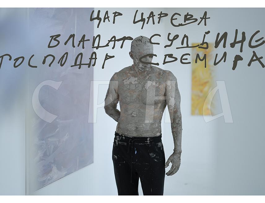 БАЊАЛУКА, 14. ЈУНА /СРНА/ - Изложба "Цар царева, владар судбине, господар свемира" академског сликара Радослава Тадића биће отворена у уторак, 17. јуна у галерији "Др Драгић" у Бањалуци, а како сам сликар каже, инспирацију за нову изложбу је пронашао у дјелу Јована Дучића "Благо цара Радована".