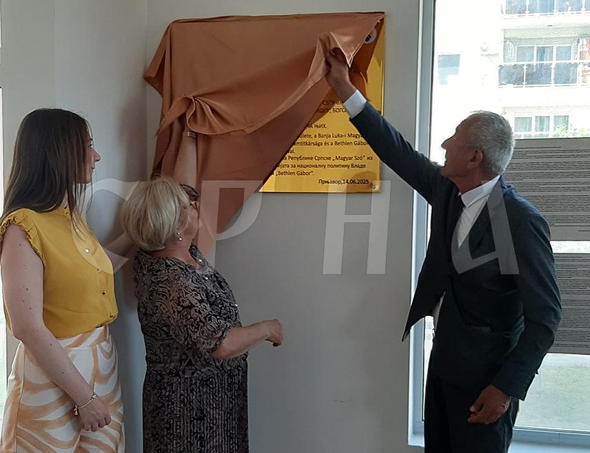 ПРЊАВОР, 14. ЈУНА /СРНА/ - Откривањем спомен–плоче Мађарима, који су почетком 20. вијека живјели на подручју Вучијака у Прњавору и чувањем културе сјећања успостављају се шири контакти у области културе и јачају везе између српског и мађарског народа, рекао је члан Удружења Мађара Републике Српске Саша Мићин.