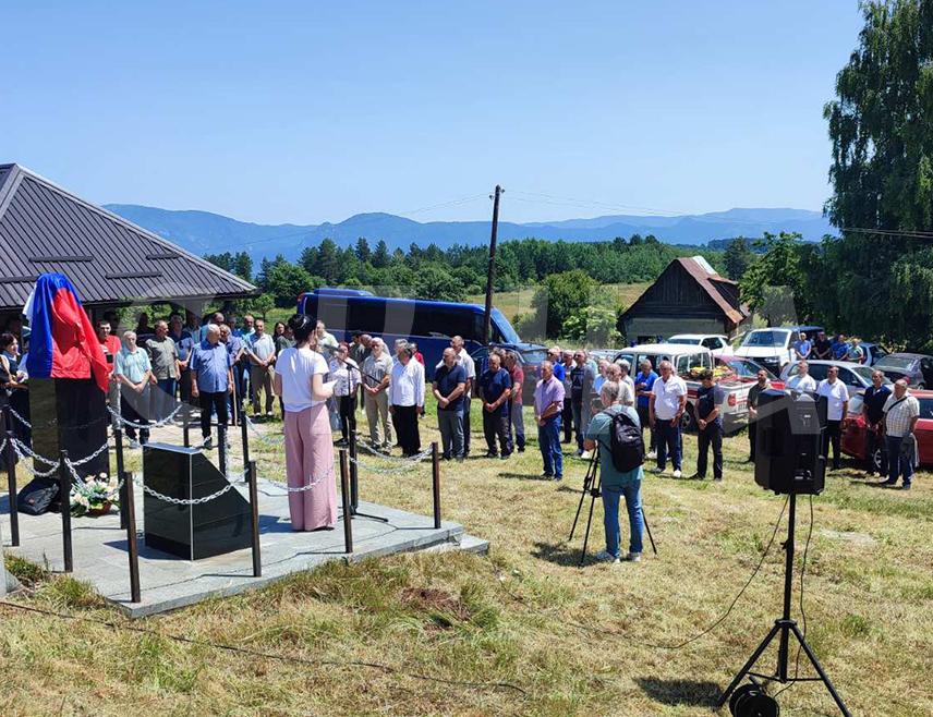 ВИШЕГРАД, 14. ЈУНА /СРНА/ – Ha Кочариму код Вишеграда данас је откривена спомен-биста Перици Марковићу, команданту Другог батаљона Вишеградске бригаде ВРС који је погинуо у Одбрамбено-отаџбинском рату.