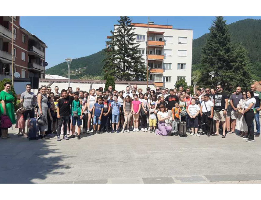 ФОЧА, 14. ЈУНА /СРНА/ - Фочаци су данас на Тргу краља Петра дочекали дјецу из српских енклава Велике Хоче и Ораховца, која ће наредних седам дана бити њихови гости у оквиру братског повезивања кроз пројекат "Спојимо дјецу Косова и Метохије и Републике Српске".