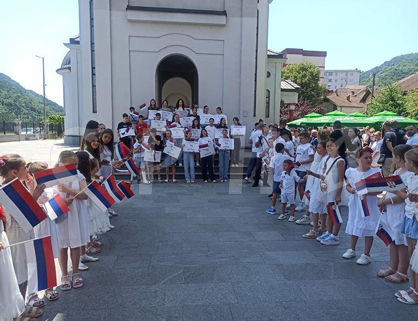 ЗВОРНИК, 14. ЈУНА /СРНА/ - Град Зворник био је данас домаћин централног дочека више од 700 српске дјеце, просвјетних радника, дјеце и младих са потешкоћама у развоју са Косова и Метохије, који ће бити гости вршњацима у 19 градова и општина Републике Српске, у оквиру пројекта "Спојимо дјецу Косова и Метохије и Републике Српсе".