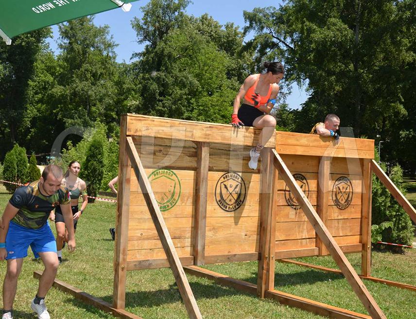 ПРИЈЕДОР, 14. ЈУНА /СРНА/ - У Приједору је данас одржана цјелодневна трка са препрекама "Урбан Раш ОЦР Приједор", која је окупила око 160 малишана и 230 сениора, љубитеља спорта, рекреације и адреналинског изазова из цијелог региона.