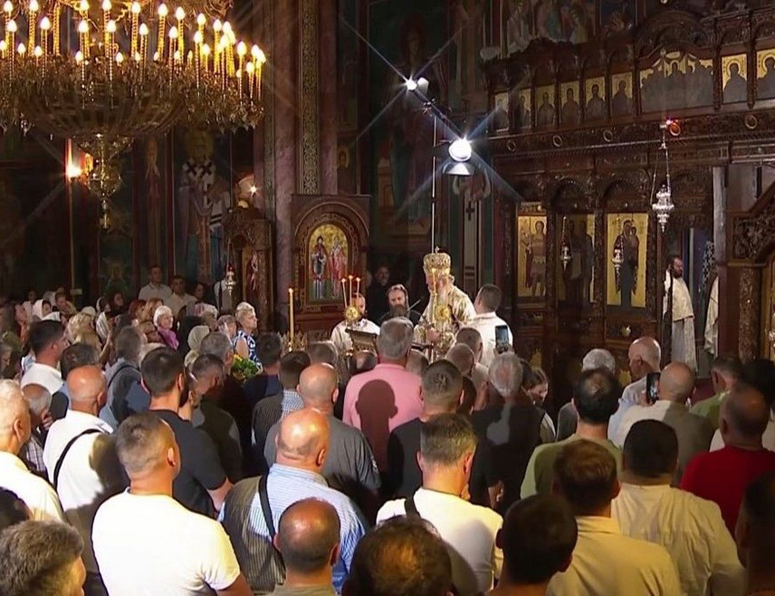 ПОДГОРИЦА, 15. ЈУНА /СРНА/ - Његово високопреосвештенство митрополит црногорско-приморски Јоаникије служио је данас Свету архијерејску литургију у храму у Љубљани, поводом 80 година од страдања остатака краљеве војске у отаџбини, свештеника и више од 20.000 вјерника које су без суда и пресуде убили комунисти.