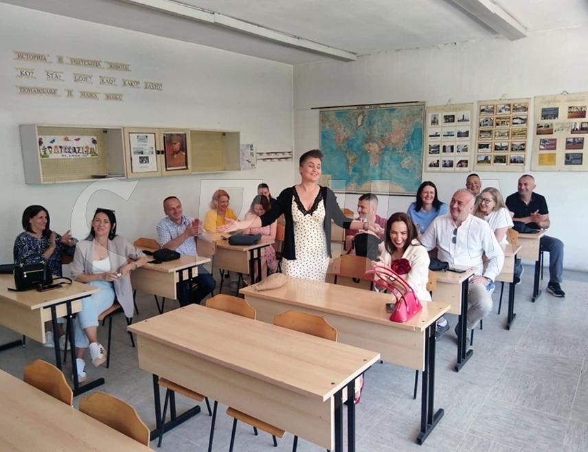 ФОЧА, 15. ЈУНА /СРНА/ - Прва генерација обновљене фочанске Гимназије окупила се три деценије након матуре и евоцирала успомене на ђачке дане.