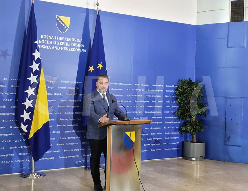 САРАЈЕВО, 16. ЈУНА /СРНА/ - Замјеник предсједавајуће Савјета министара Сташа Кошарац изјавио је данас да се о приједлогу одлуке о усвајању интегрисаног плана за реформу и развој поште не може разговарати без претходно донесених стратегија на нивоу Републике Српске, Федерације БиХ /ФБиХ/ и Брчко дистрикта.