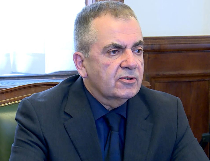 БЕОГРАД, 16. ЈУНА /СРНА/ - Заштитник грађана Зоран Пашалић изјавио је да најновији потези Приштине потврђују да се над Србима на Косову и Метохији спроводи континуирана и веома озбиљна системска дискриминација и апеловао на све релевантне међународне актере да у пуном капацитету стану у заштиту њихових права.