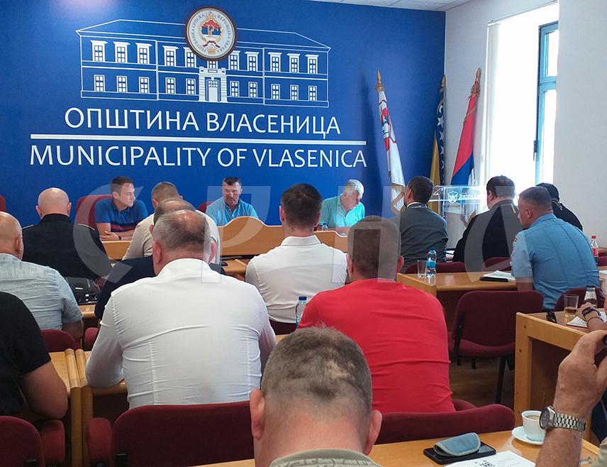 ВЛАСЕНИЦА, 16. ЈУНА /СРНА/ - Организациони одбор за обиљежавање 33 године од злочина над 3.267 Срба из средњег Подриња и Бирча у Одбрамбено-отаџбинском рату позвао је Србе са обје стране ријеке Дрине да 5. јула у Братунцу одају пошту овим див јунацима и да сјећање на њих преносе на будуће генерације.