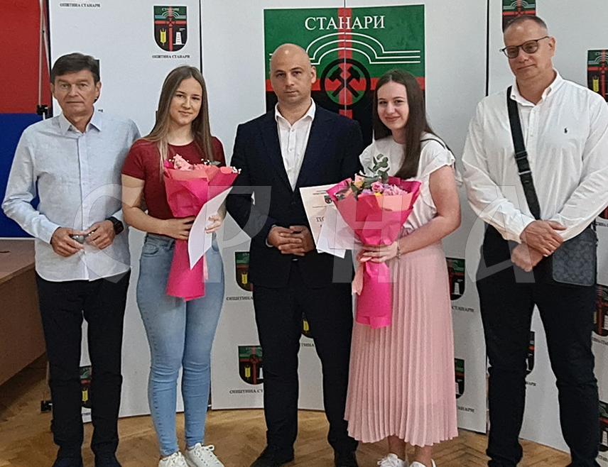 ДОБОЈ, 17. ЈУНА /СРНА/ - У Станарима су данас уручене захвалнице и новчане награде добитницима Вукове дипломе из основних школа ове општине.