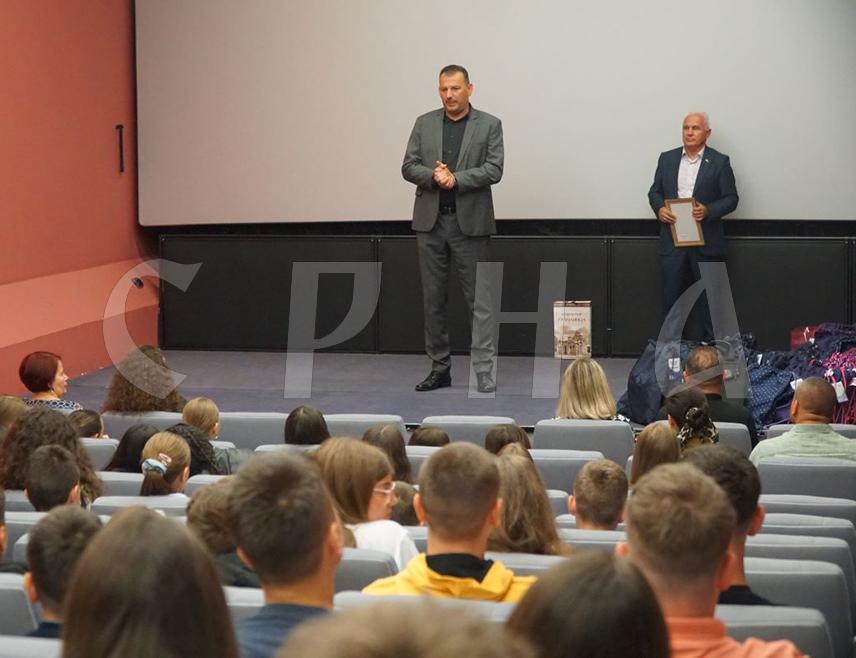 ПРИЈЕДОР, 17. ЈУНА /СРНА/ - Град Приједор, који девети пут учествује у пројекту "Спојимо дјецу Косова и Метохије и Републике Српске", данас је организовао пријем за 45 дјеце узраста од 10 до 15 година из Штрпца.