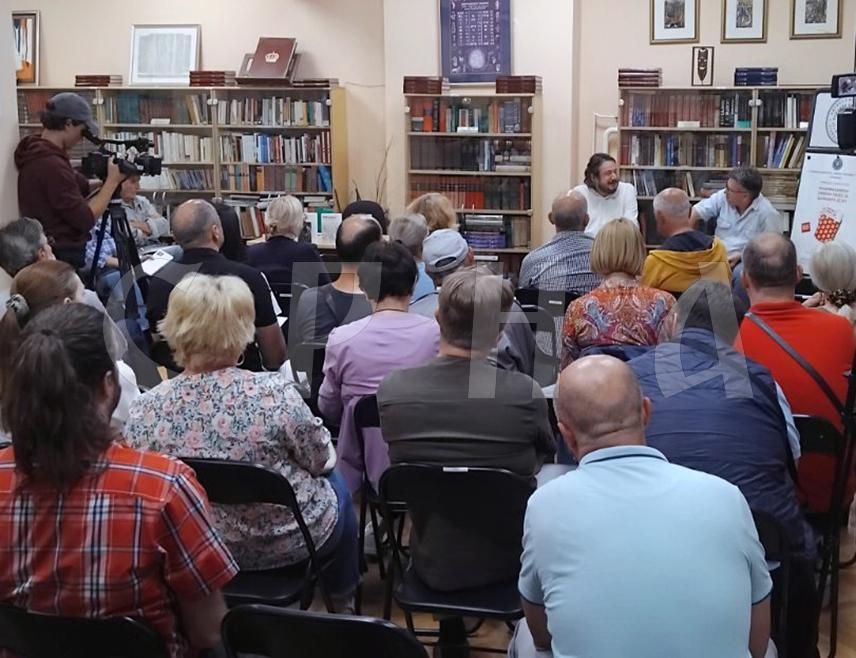 ПРИЈЕДОР, 17. ЈУНА /СРНА/ - У Приједору је вечерас представљен најновији роман књижевника Мухарема Баздуља - "Лимени лијес за Заимовић Зејну".