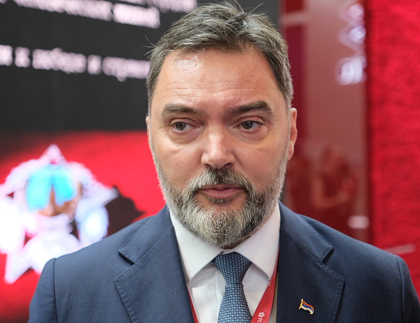 САНКТ ПЕТЕРБУРГ, 18. ЈУНА /СРНА/ - Одлична вијест за домаће произвођаче - Републици Српској и ФБиХ одобрен је извоз меса свиња и говеда, млијека, прерађевина од млијека, меса перади, те прерађевина од меса перади и прерађевина од рибе у Руску Федерацију, рекао је министар спољне трговине и економских односа у Савјету министара Сташа Кошарац.