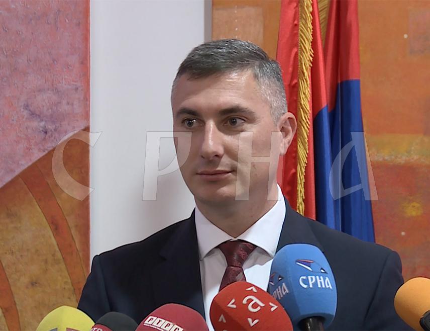 ПАЛЕ, 18. ЈУНА /СРНА/ - Сарајевска "тројка", уз свесрдну помоћ "тројке" из Републике Српске, упорно води пропаганду против Републике Српске и њених званичника, а све са циљем да представе да је у БиХ на сцени наводна безбједносна криза, изјавио је за Срну посланик у Народној скупштини Републике Српске Дамјан Шкипина.