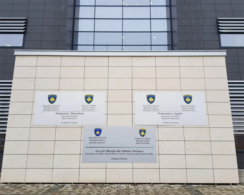 ПРИШТИНА, 18. ЈУНА /СРНА/ - Специјално тужилаштво самопроглашеног Косова издало је потјерницу за 11 Срба са Косова и Метохије, међу којима је и Милан Радоичић, због барикада 2022. године у четири општине на сјеверу јужне српске покрајине.