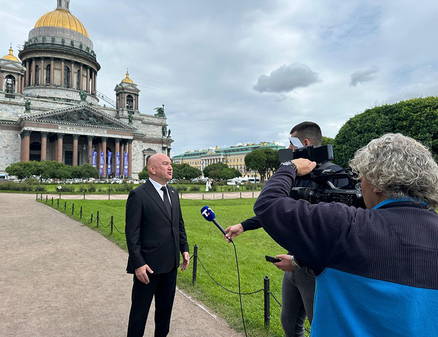 БЕОГРАД, 19. ЈУНА /СРНА/ - Министар без портфеља у Влади Србије задужен за међународну економску сарадњу Ненад Поповић изјавио је у Санкт Петербургу да Србија неће одустати од снабдијевања руским гасом.