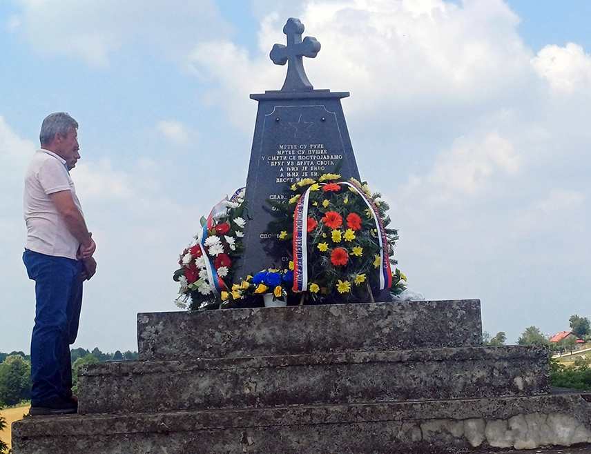 ДЕРВЕНТА, 19. ЈУНА /СРНА/ - У Дервенти је служен помен за осам српских логораша убијених на данашњи дан 1992. године на  Томасововом брду и двојицу логораша убијених у логору тадашњег Дома ЈНА - Благоја Ђураша и Чеду Ћудића.