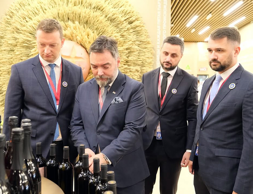 САНКТ ПЕТЕРБУРГ, 20. ЈУНА /СРНА/ - Током боравка у Санкт Петербургу, у контактима са руском страном, поново је изражена заинтересованост и спремност за потписивање меморандума о разумијевању Федералне службе за ветеринарски и фитосанитарни надзор Руске Федерације о сарадњи у области винарства, изјавио је замјеник предсједавајуће Савјета министара Сташа Кошарац.
