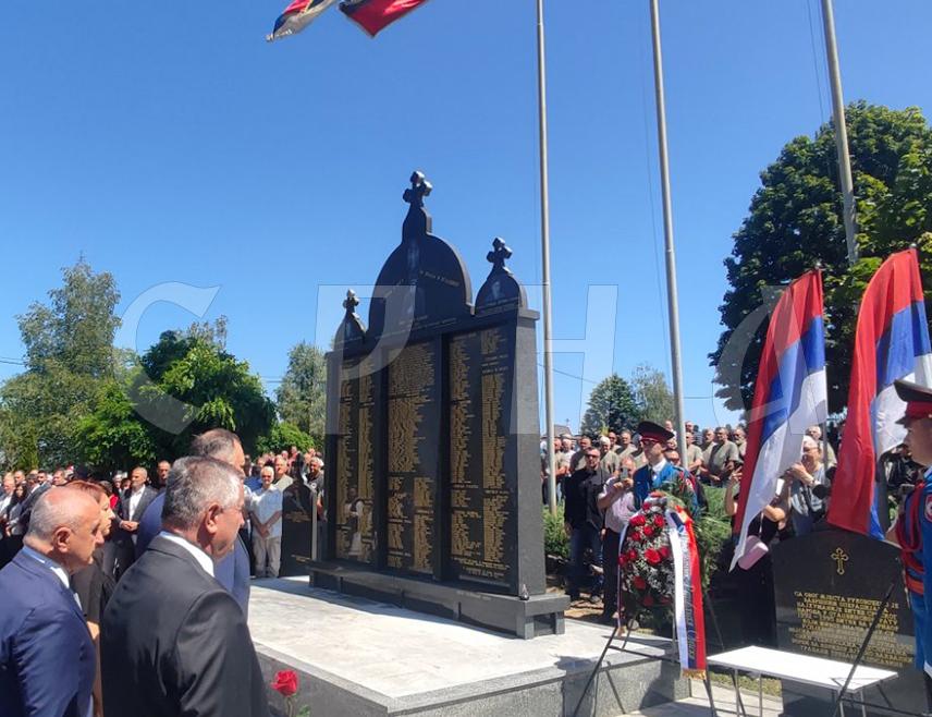 МОДРИЧА, 22. ЈУНА /СРНА/ - Код Спомен-обиљежја на Дугој Њиви код Модриче служен је парастос и положени су вијенци и цвијеће поводом 33 године од војне операције Војске Републике Српске "Коридор 92", битке која је одредила судбину српског народа на овим просторима и послије које је успостављена територијална цјеловитост Српске.