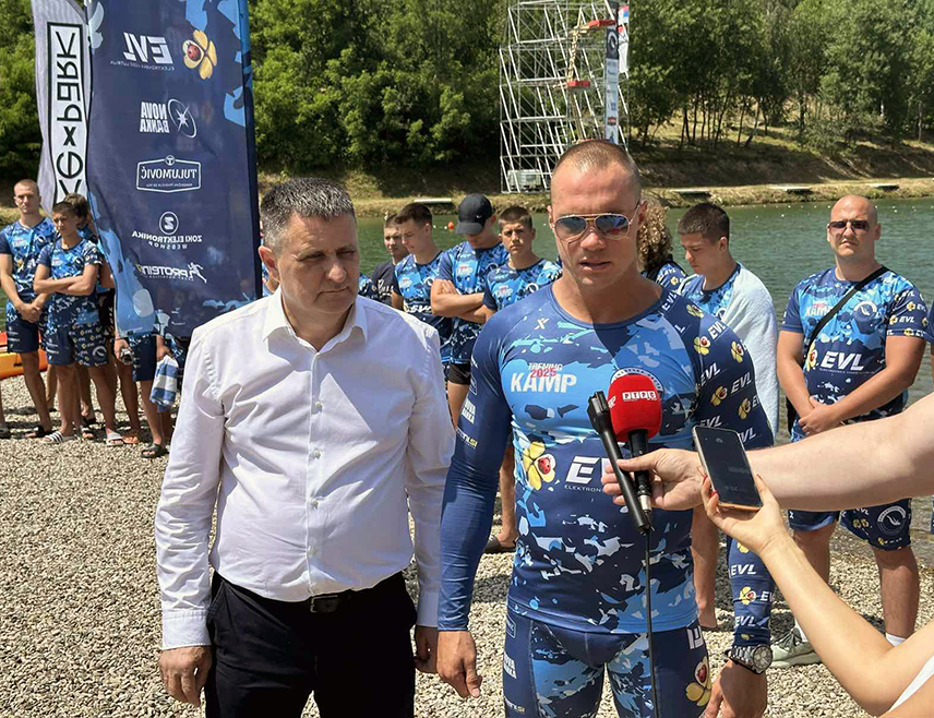 БАЊАЛУКА, 20. ЈУНА /СРНА/ - Предсједник бањалучког Градског одбора СНСД-а Владо Ђајић посјетио је данас на Мањачи учеснике тренинг кампа скакача у воду и том приликом поручио да је дошао да подржи ове младе људе који промовишу спорт и здрав начин живота, као и међусобно поштовање.