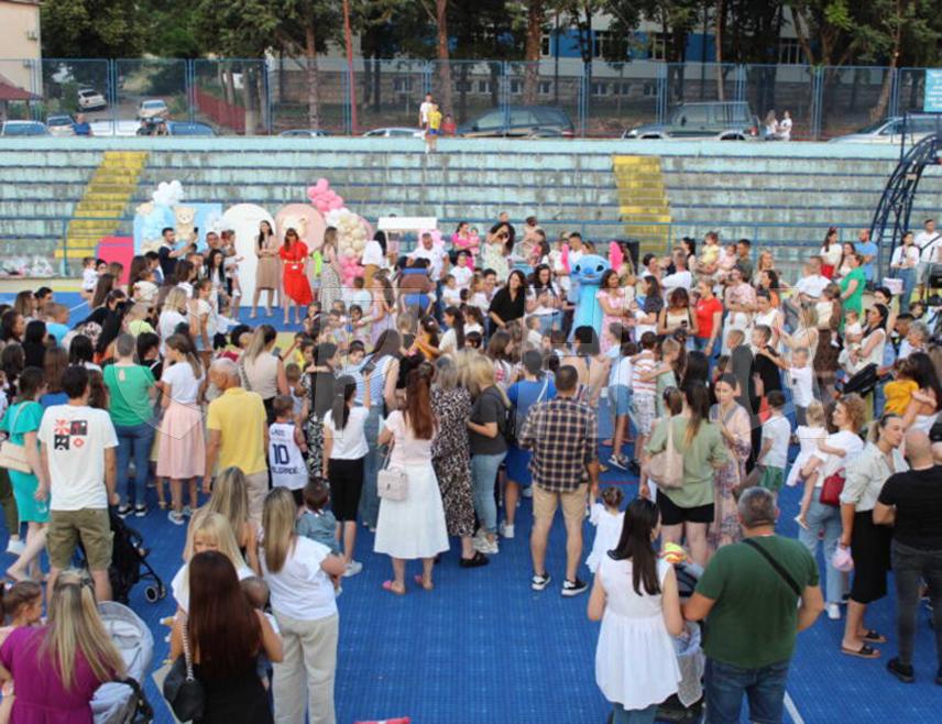 БИЛЕЋА, 21. ЈУНА /СРНА/ - У Билећи је одржана традиционална Конференција беба на којој је учествовало 143 дјеце, узраста до три године.