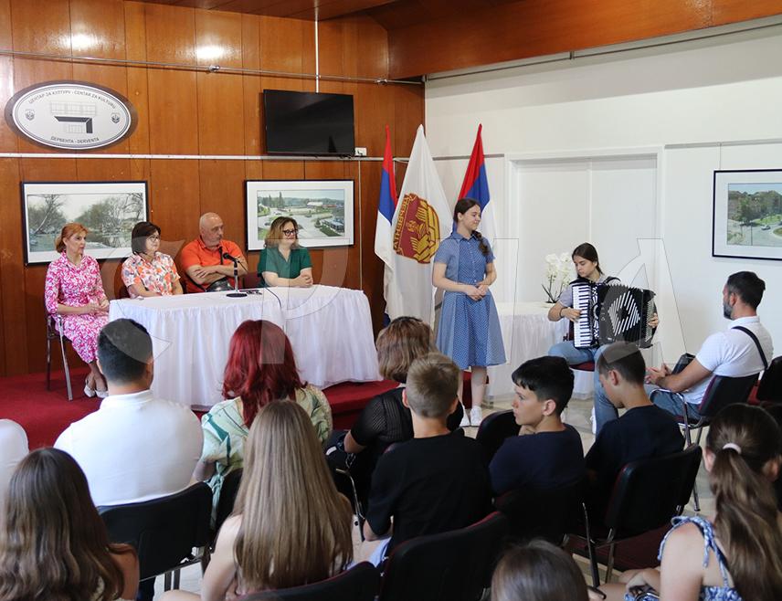 ДЕРВЕНТА, 21. ЈУНА /СРНА/ - У Дервенти је данас организован пријем за 44 дјеце из Звечана, који су претходих седам дана боравили код 35 породица у овом граду у оквиру пројекта "Спојимо дјецу са Косова и Метохије и Републике Српске".