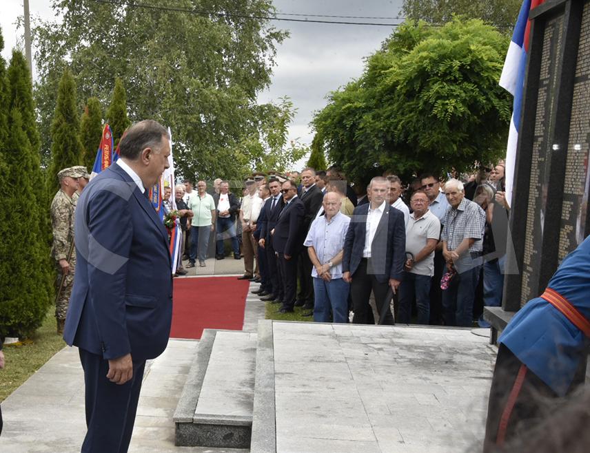 БАЊАЛУКА, 22. ЈУНА /СРНА/ - Предсједник Републике Српске Милорад Додик данас ће на Дугој Њиви код Модриче присуствовати обиљежавању 33 године од пробоја Коридора.