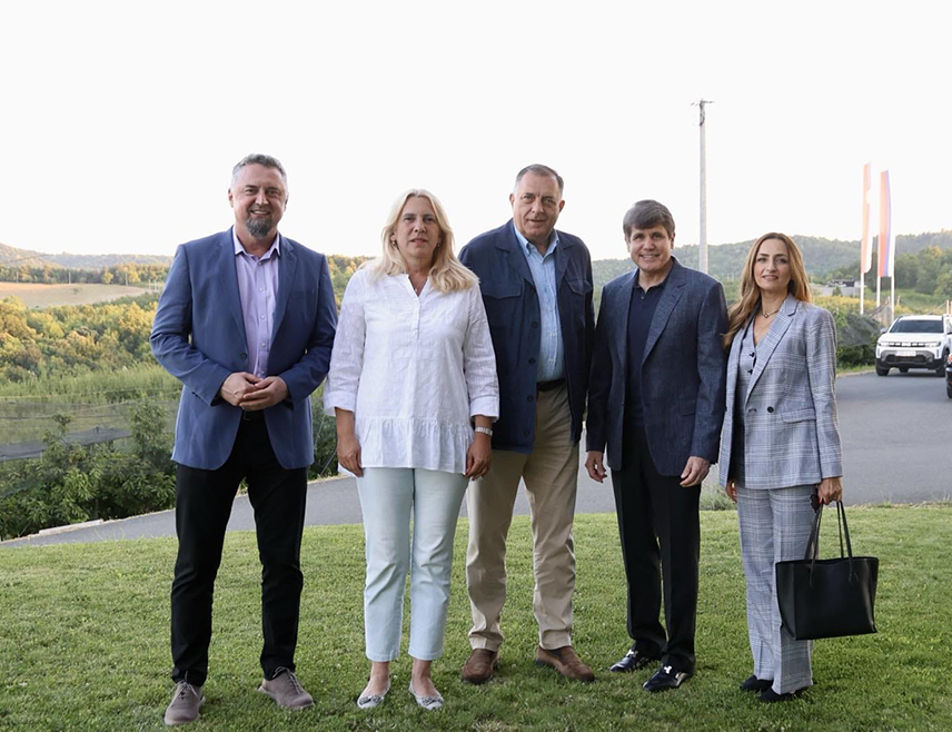 BANJA LUKA, JUNE 22 /SRNA/ – At the invitation of Republika Srpska President Milorad Dodik, Rod Blagojevich, former governor of the U.S. state of Illinois, arrived in Banja Luka this evening. A man with a rich political background, Blagojevich is today a prominent public speaker and a close associate of the U. S. President Donald Trump.
