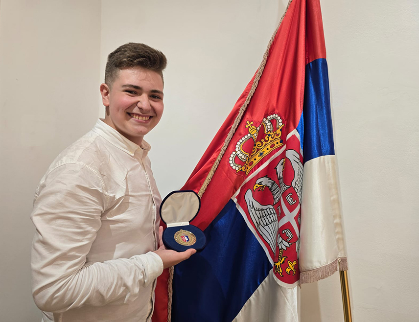 БИЈЕЉИНА, 23. ЈУНА /СРНА/ - Савез Срба Француске уручио је престижно признање - Златну значку петнаестогодишњем виртуозу из Бијељине Ђорђу Перићу за изузетан допринос очувању и промоцији српске културе широм свијета.