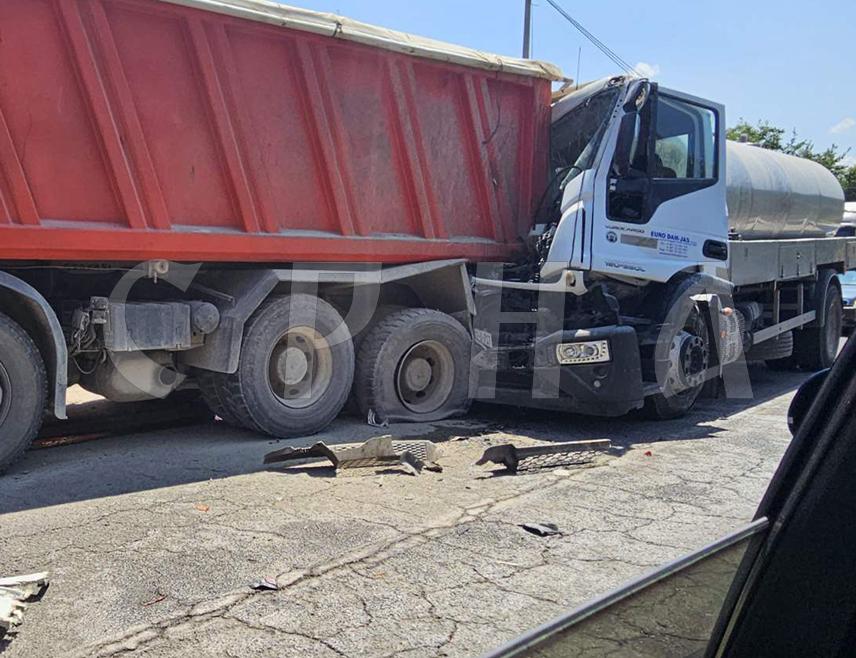 ЗВОРНИК, 24. ЈУНА /СРНА/ - Једно лице је повријеђено у судару два камиона у мјесту Каракај на магистралном путу Зворник-Бијељина, саопштено је данас из зворничке Полицијске управе.