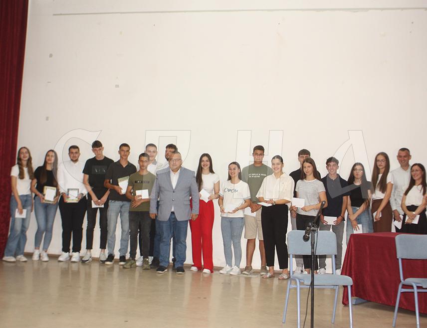 МОДРИЧА, 24. ЈУНА /СРНА/ - Руководство Модриче организовало је данас, поводом Видовдана - Дана општине, пријем за просвјетне раднике и ученике основних и средњих школа који су се истакли резултатима између два празника, те су им уручене награде.