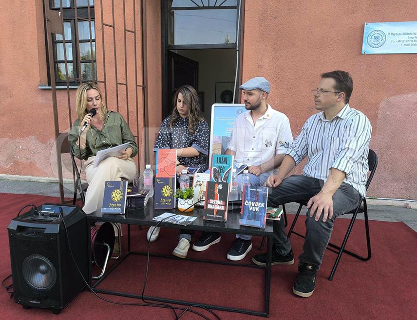 ПРИЈЕДОР, 24. ЈУНА / СРНА/ - У лапидаријуму Музеја Козаре представљена је бањалучка издавачка кућа "Имприматур" и домаћи аутори Михаела Шумић и Федор Марјановић чија су дјела објављена у њиховом издању чиме је кренуо и књижевни караван "Књига на путу".