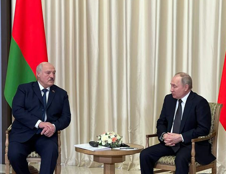 МОСКВА, 24. ЈУНА /СРНА/ - Руски предсједник Владимир Путин разговарао је телефоном са бјелоруским колегом Александром Лукашенком, а из Кремља је саопштено да су разматрали питања припреме за предстојећи састанак Врховног Евроазијског економског савјета у Минску.