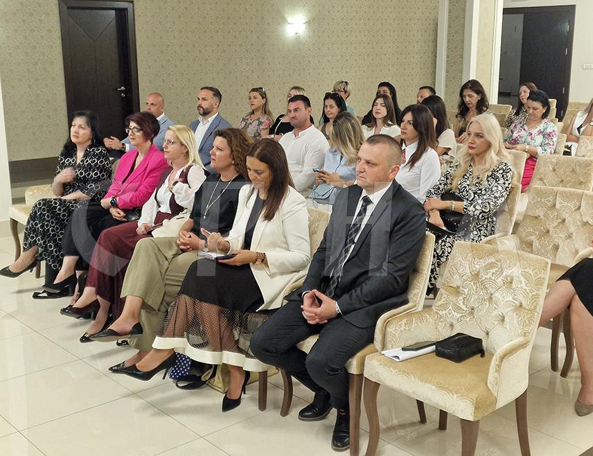 ИСТОЧНО САРАЈЕВО, 26. ЈУНА /СРНА/ - Директор Републичког педагошког завода Слађана Танасић изјавила је данас у Источном Сарајеву да су медицински стручњаци оцијенили да тежина ђачке торбе није узрок одређених деформитета код дјеце, већ недовољна физичка активност, али и да се кроз дигитализацију неких уџбеника тежина додатно може смањити.