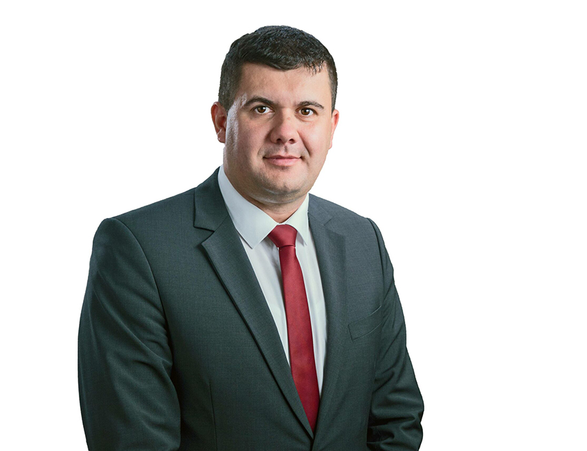 ИСТОЧНА ИЛИЏА, 26. ЈУНА /СРНА/ - Предсједник Општинског одбора СНСД-а Источна Илиџа Небојша Шешлија поручио је да би било корисно да се начелник ове општине Маринко Божовић коначно позабави Источном Илиџом, умјесто што, како је навео, покушава да се као сарајевски фаворит и звијезда сарајевских медија у успону без легитимитета наметне као неко ко би да рјешава судбину Републике Српске.