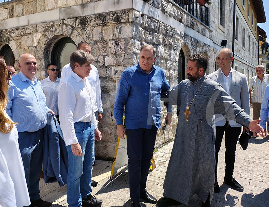 ВИШЕГРАД, 26. ЈУНА /СРНА/ – Предсједник Републике Српске Милорад Додик стигао је у Вишеград, гдје се састао са амерички политичарем српског поријекла и бившим гувернером Илиноиса Родом Благојевићем.